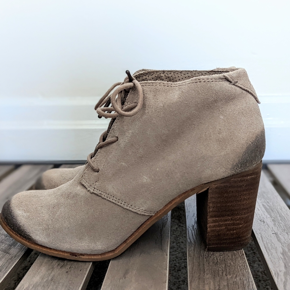 Tom's suede distressed lace up stacked taupe oatmeal ankle booties 8.5W